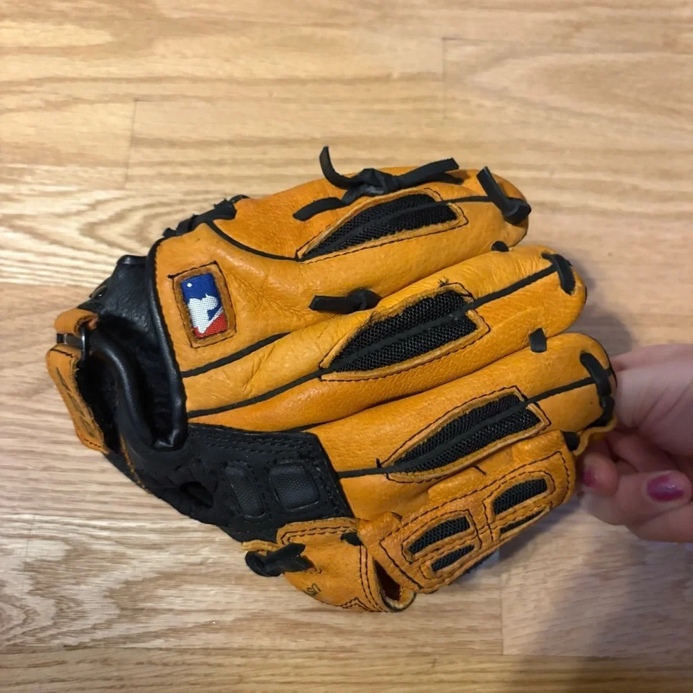 Wilson Youth T-Ball Glove Tan Black EZ Catch 8 1/2”